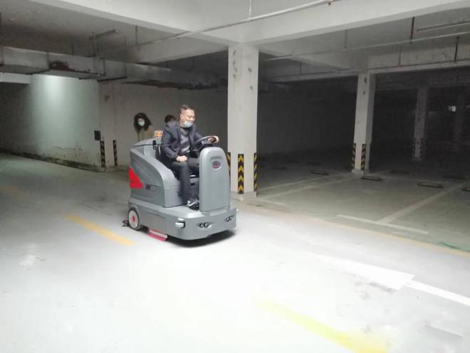 阿勒泰小区物业保洁不用人力改用驾驶式洗地机了